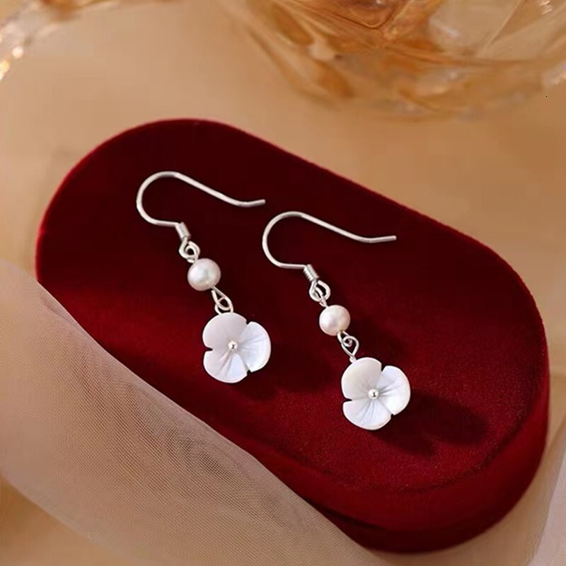 Pure sier needle wer 2024 new trend, niche design, light earrings, women's earrings