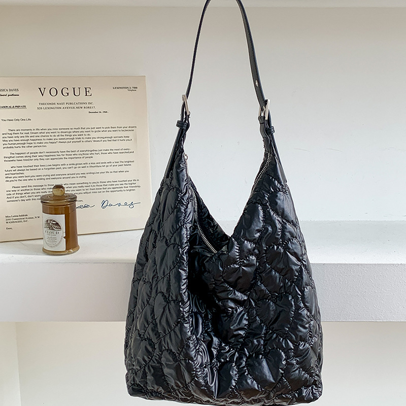 2024 new autumn Japanese and Korean niche trend underarm tote women's heart-shaped embroidered thread personalized shoulder bag, large capacity