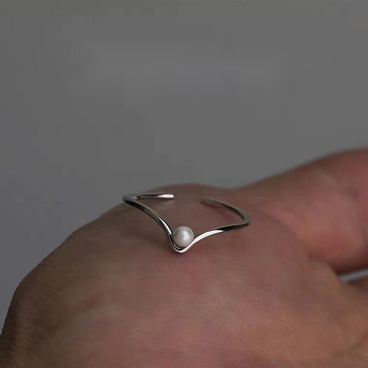 V-shaped pearl ring for women's high-end minimalist niche design, index finger thin ring, light luxury and cool style