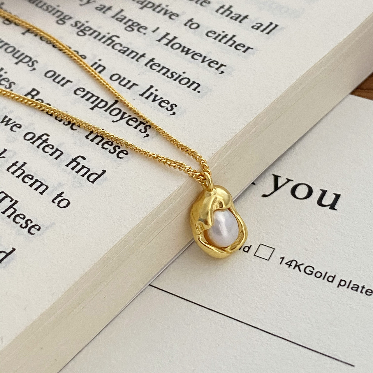 Designer Jewellery High Quality 18K Plated Akoya Pearl Pendant with Seed Pearl Chain Necklace for Special Occasions Gift Textured Elegant Accessory