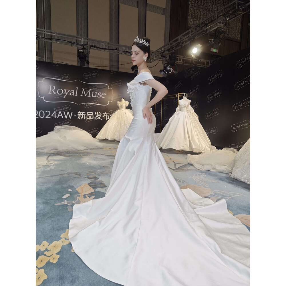 Off Shoulder Satin Pleating 3D wer Beading Bridal Gown With Chapel Train Mermaid Wedding Dress