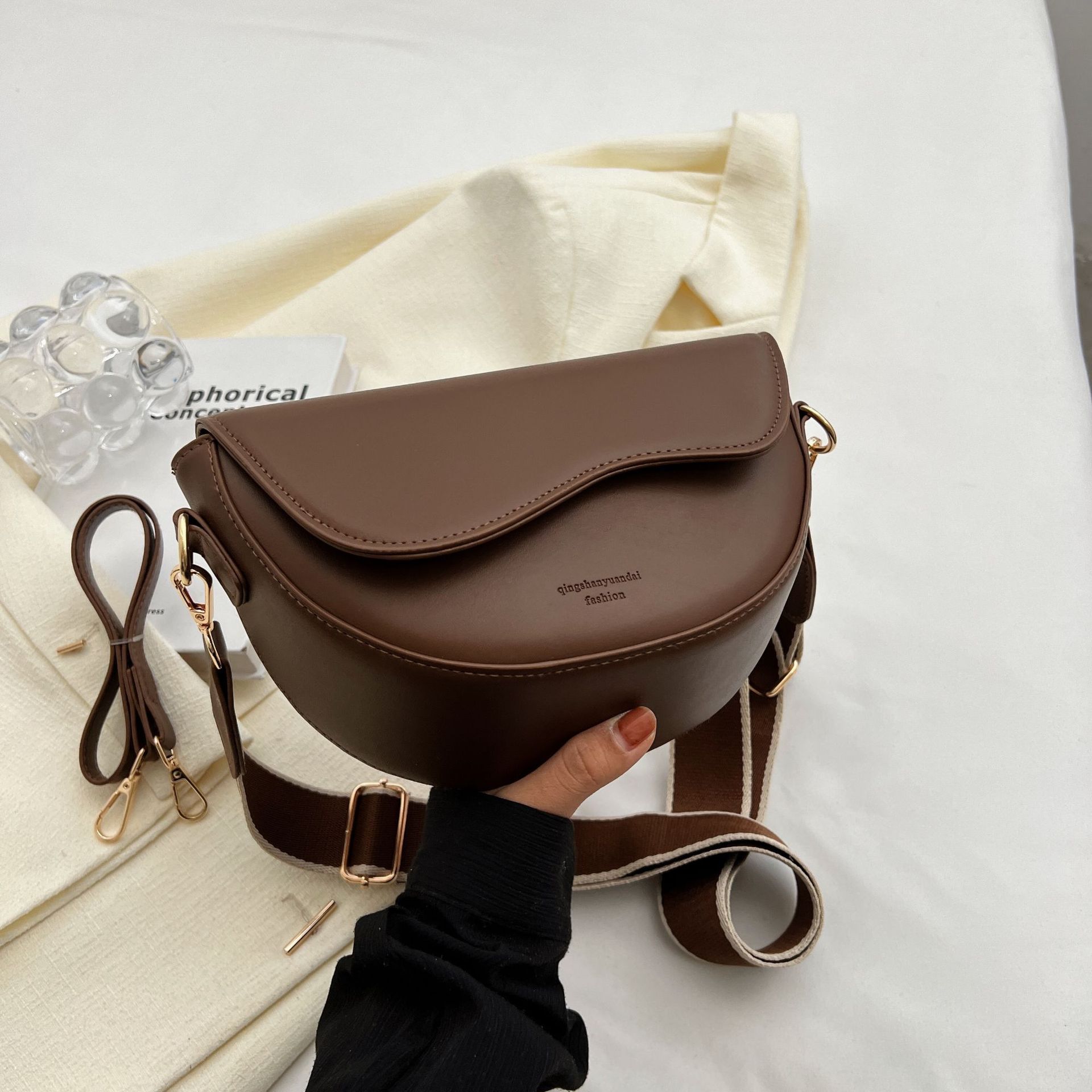 2024 New Women's Retro Simple Versatile Handheld Shoulder Bag
