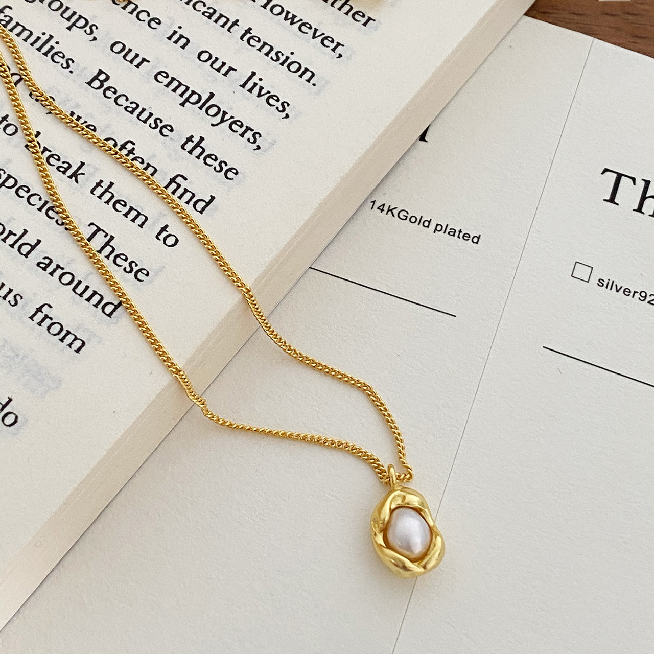 Designer Jewellery High Quality 18K Plated Akoya Pearl Pendant with Seed Pearl Chain Necklace for Special Occasions Gift Textured Elegant Accessory