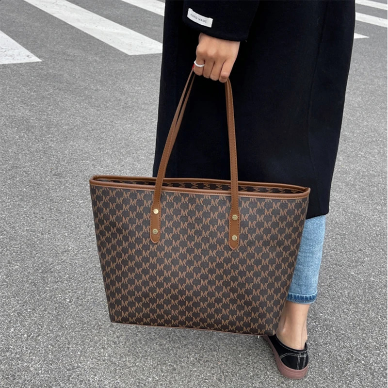 Large Capacity Shoulder Bag Womens PU Leather Handbag for Commuting and Casual Use Versatile Tote Bag 241008