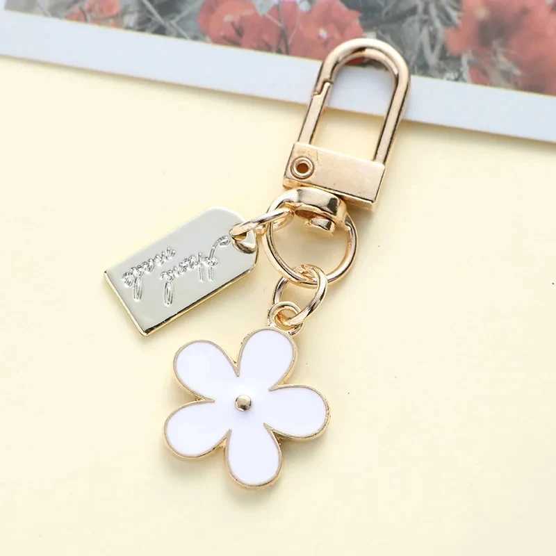 New INS Style Daisy Flower Keychain Pink White Black Enamel Metal Pendant Women Key Chain Ring Bag Charms DIY AccessoriesX241008