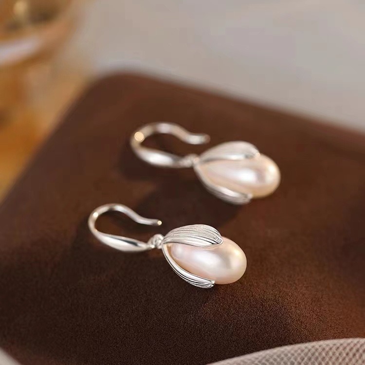 Pure sier needle pearl 2024 new light high-end earrings, niche female earrings
