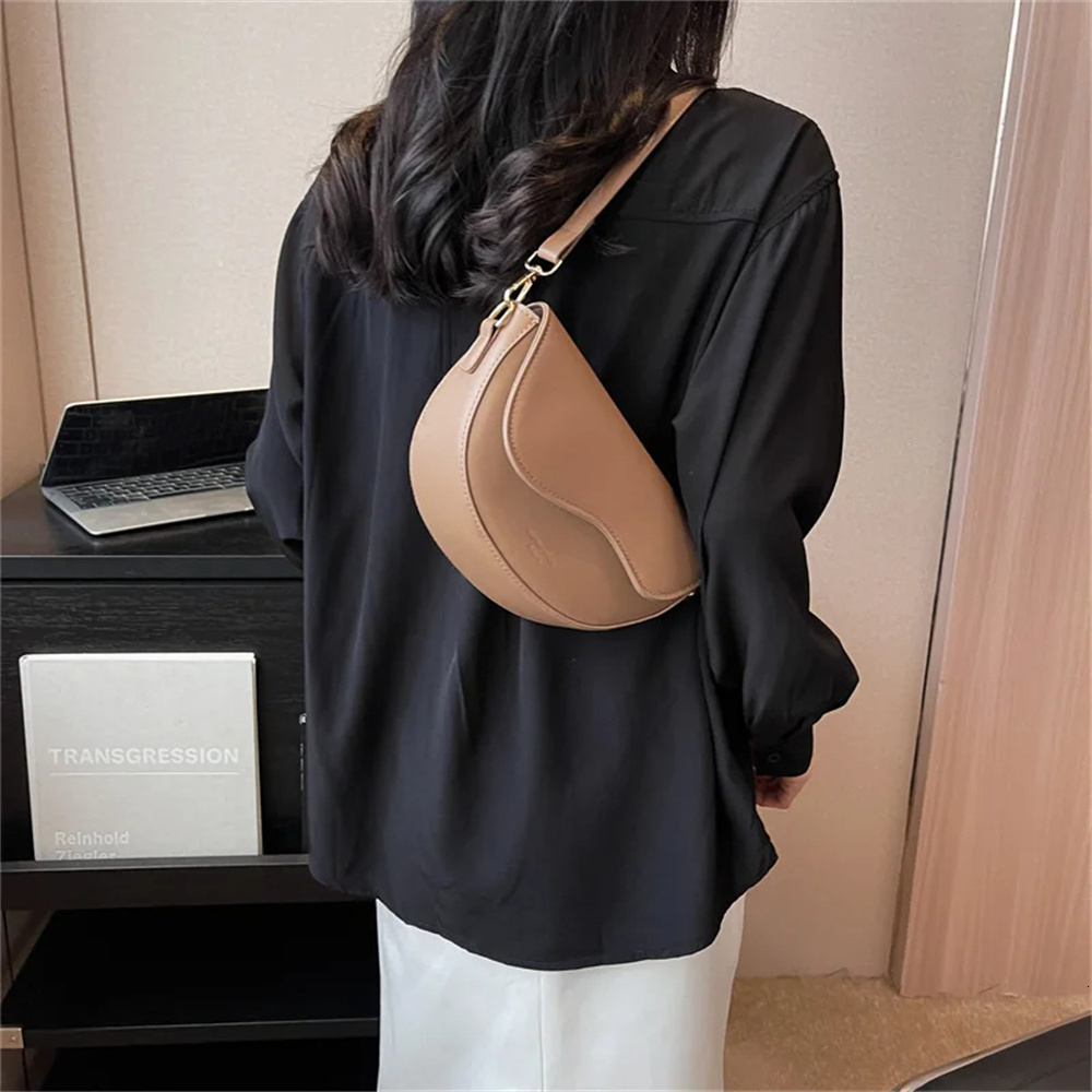 1Pcs Crossbody Saddle Ladies Portable Niche PU Underarm Oblique Span Shoulder Bag Small Flap Purse And Handbags