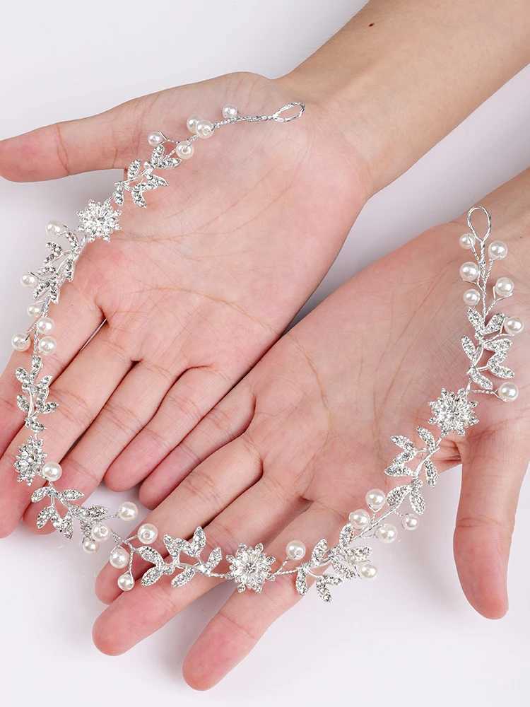 The bride wears rhinestone flower headbands pearl hair jewelry wedding hair accessories handmade dance hair accessories W241007