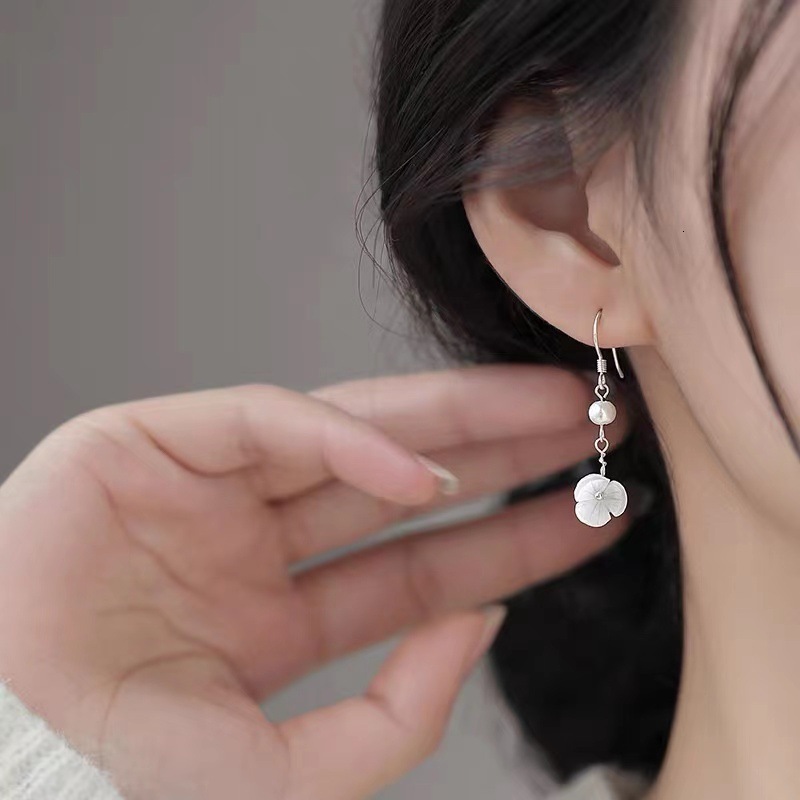 Pure sier needle wer 2024 new trend, niche design, light earrings, women's earrings