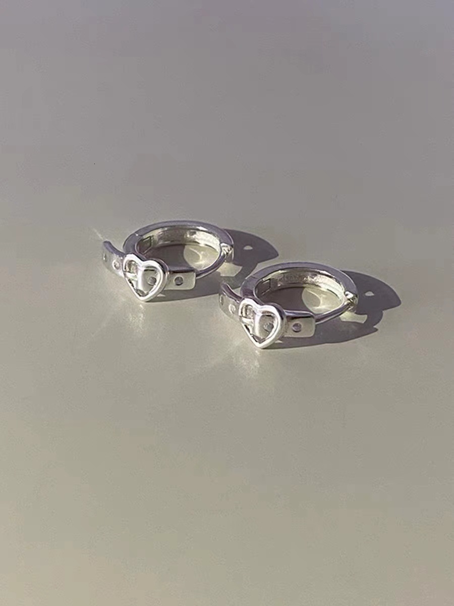 Earstuds with a niche design, plated earrings, 2024 new model, heart-shaped bone ring, ear buckle, sier needle earrings for women