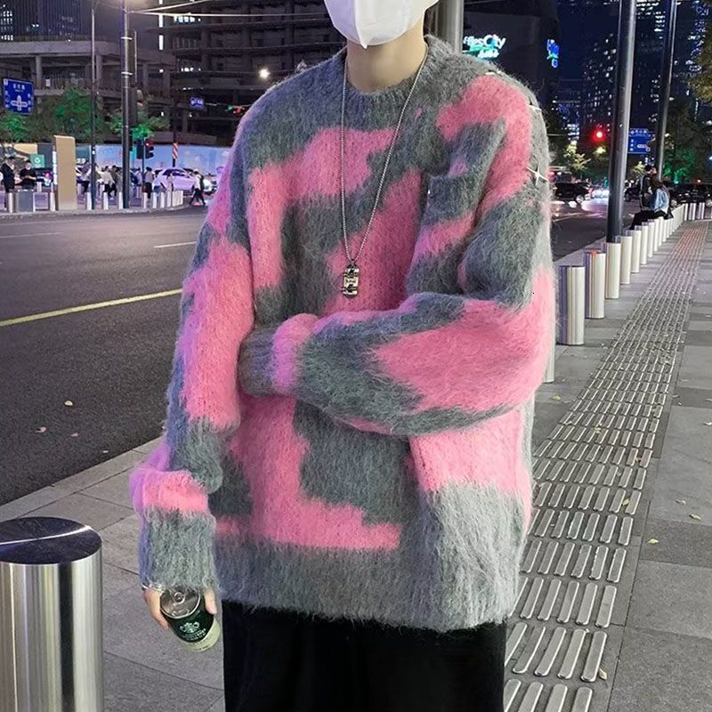 Pink sweater both men women, with a lazy luxurious style. Wearing trendy outerwear for autumn and winter 2023, new products will be thickened