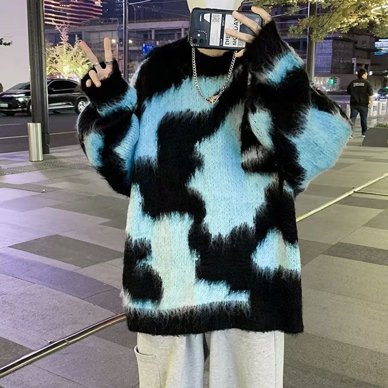 Pink sweater both men women, with a lazy luxurious style. Wearing trendy outerwear for autumn and winter 2023, new products will be thickened