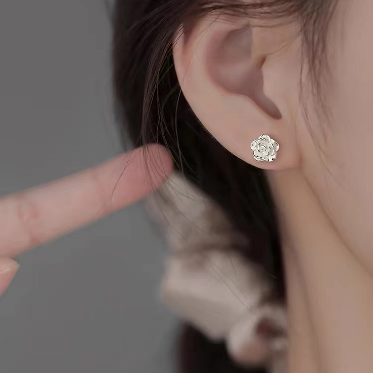Pure sier needle mountain camellia 2024 new light high-end for niche women's earrings