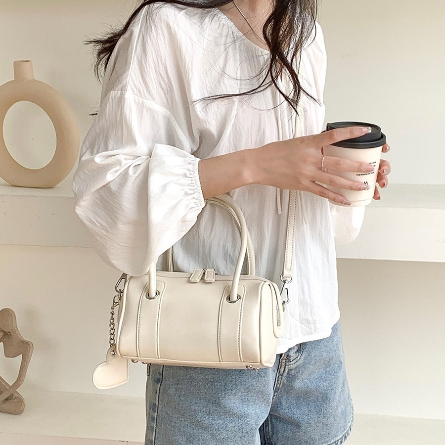 2024 new Korean version summer personalized women's crossbody high-end feeling heart pendant commuting hand-held bowling bag