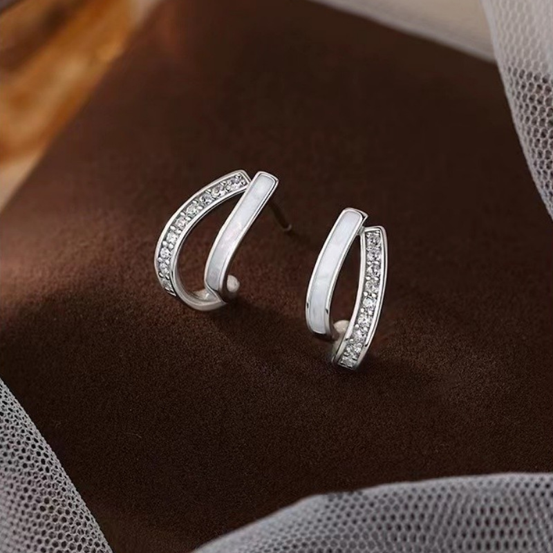 Pure sier needle drop glue light , simple and exquisite earrings, women's niche design, high-end earrings