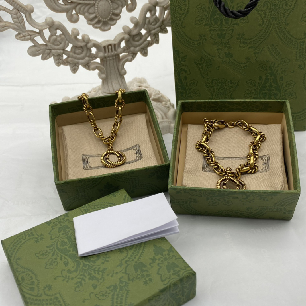 Bracelet en or 18 km à la mode avec initiales personnalisées - accessoire de soirée parfait