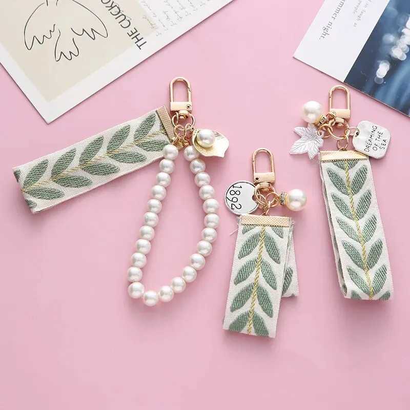 Elegant Leaf Pattern Wristlet Keychain Cute Pearl Shell Pendant With Keyrings and Strap For Women Keys Phones Wallets DecorationX241008
