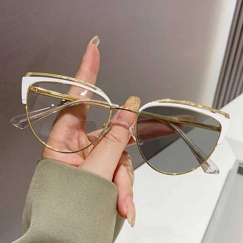 Fashion Cat Eye Anti Blue Light Photochromic Glasses Women Vintage Triangle Metal Frame Color Change Eye Protection SpectaclesX241008
