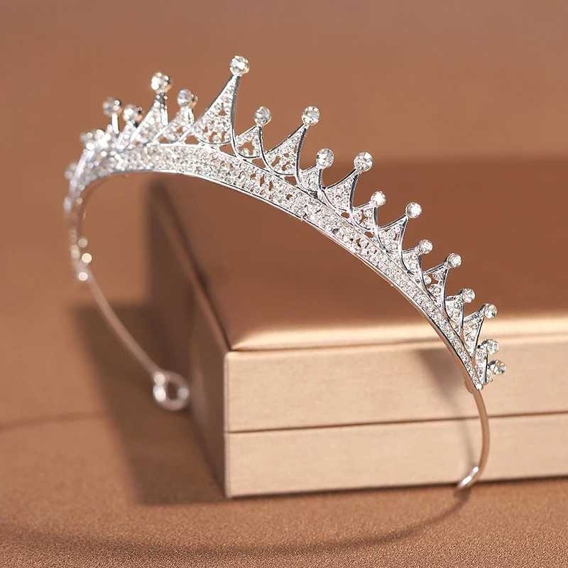 Itacazzo Bridal Headwear Silver Womens Classic Wedding Crown Birthday Tiaras W241007
