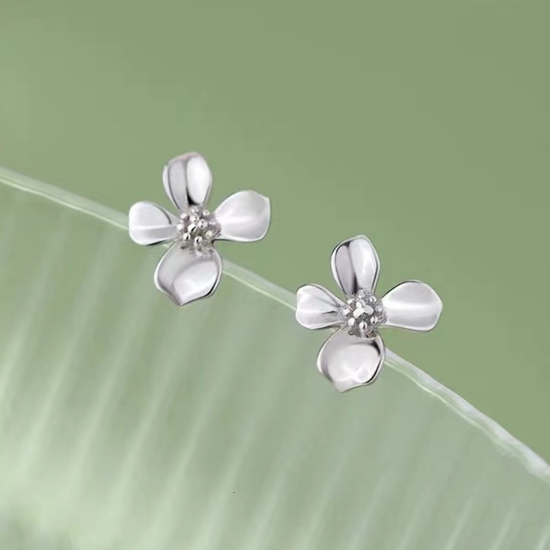 Pure sier needle four leaf wer women's minimalist niche design, high-end earrings, exquisite and urious earrings