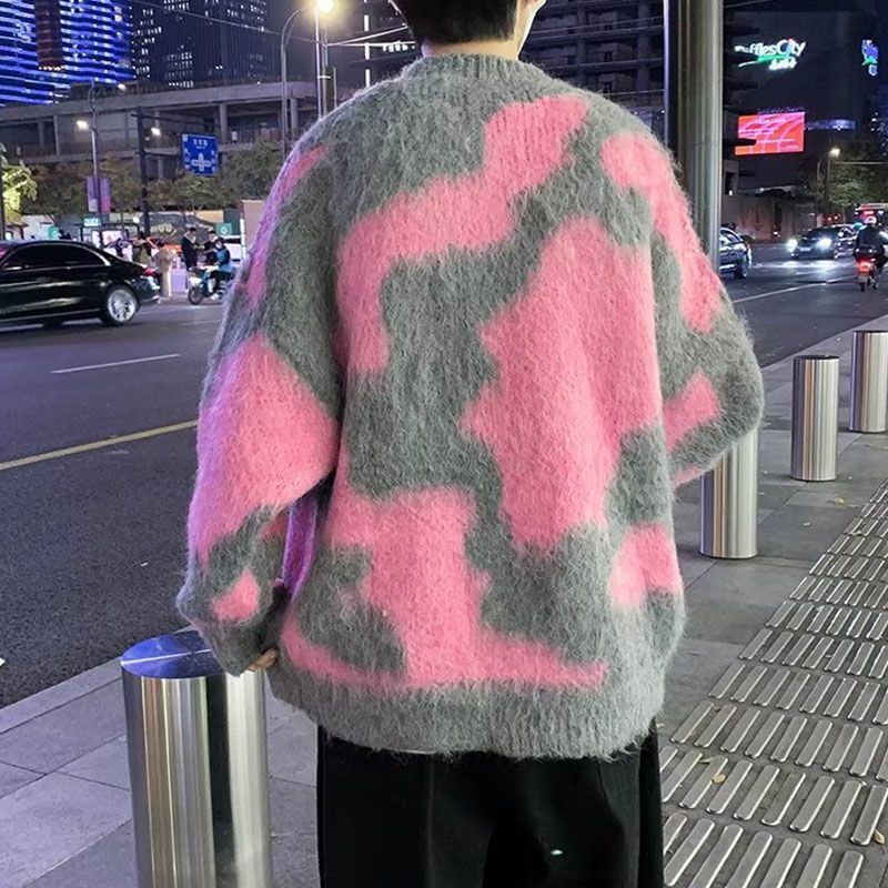 Pink sweater both men women, with a lazy luxurious style. Wearing trendy outerwear for autumn and winter 2023, new products will be thickened