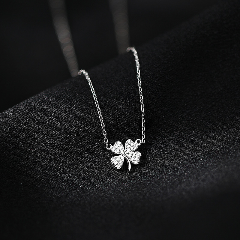 Four leaf clover collarbone necklace 2024 new women's light niche high-end design sense