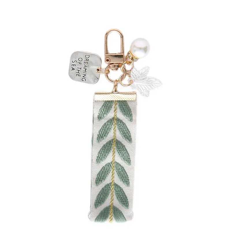 Elegant Leaf Pattern Wristlet Keychain Cute Pearl Shell Pendant With Keyrings and Strap For Women Keys Phones Wallets DecorationX241008