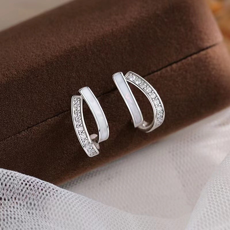 Pure sier needle drop glue light , simple and exquisite earrings, women's niche design, high-end earrings