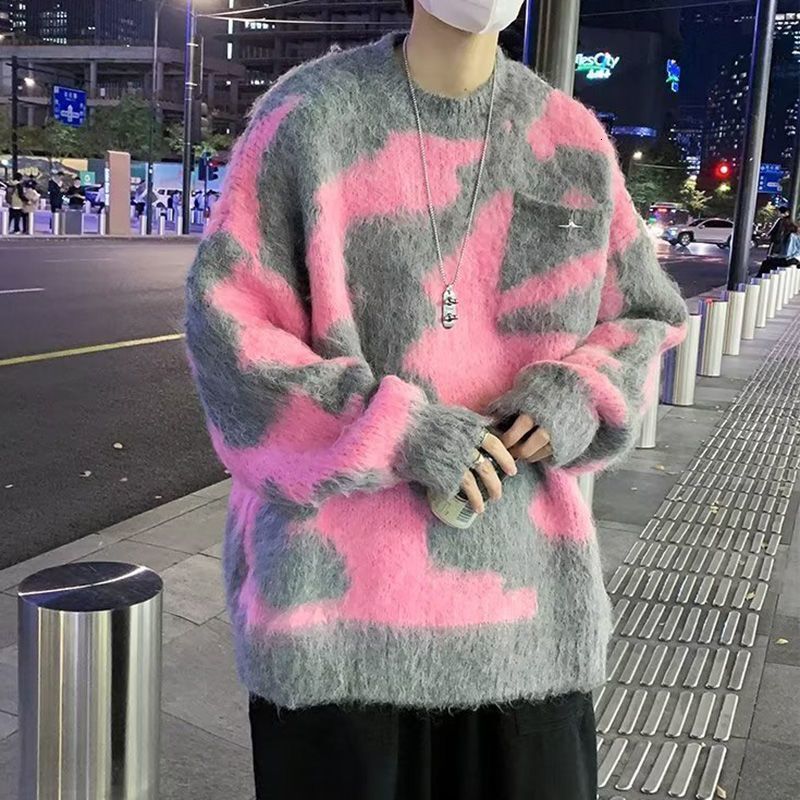 Pink sweater both men women, with a lazy luxurious style. Wearing trendy outerwear for autumn and winter 2023, new products will be thickened