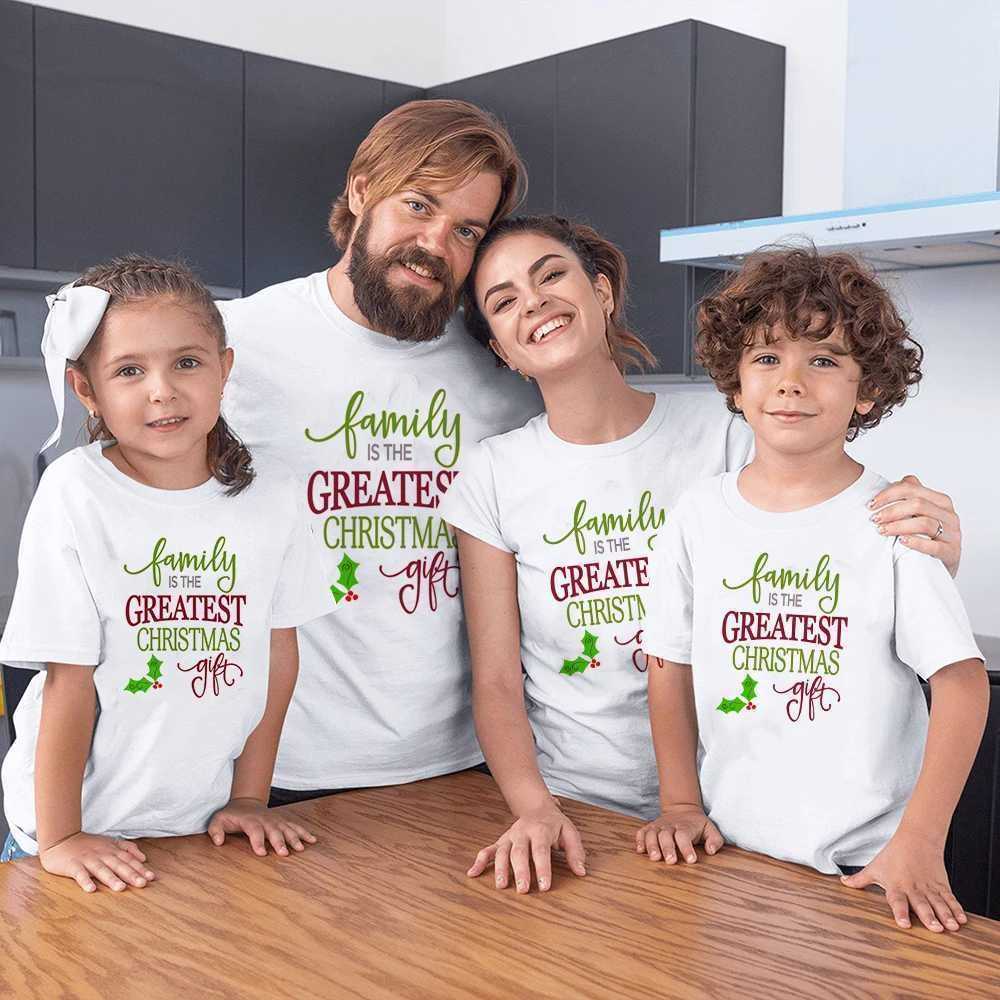 1 Family is the Greatest Christmas Gift Family Match White T-shirt Mom Dad Child Tees Christmas Party Harajuku Costume W241008