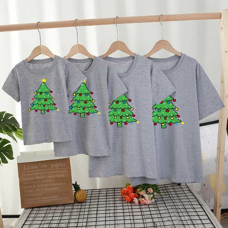 Family Appearance Set Christmas Mom and Me T-shirt Fashionable Family Matching Clothing Christmas Tree Mom and Mini T-shirt Cute W241008