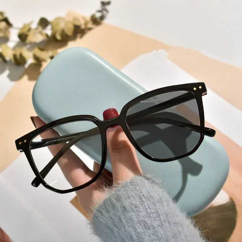 Smart Photochromic Glasses Men Women Anti-blue Light Short Sight Eyewear Suqare Frame Outdoor Color Changing Myopia SunglassesX241008