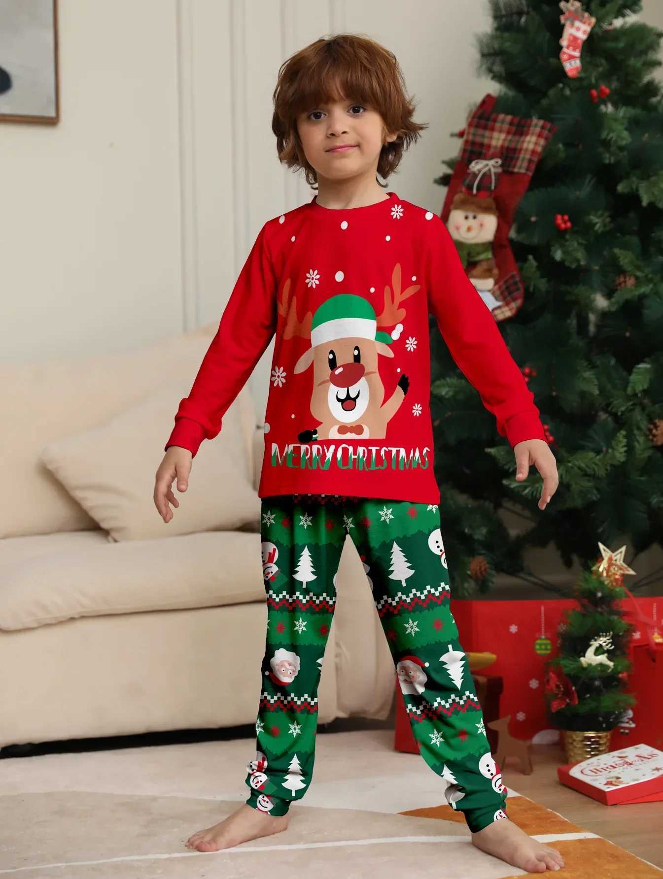 Merry Christmas 2024 Elk Printed Family Matching Pajama Set Adult and Childrens New Years Clothing Cute 2-piece Set Pajama Christmas Appearance W24100