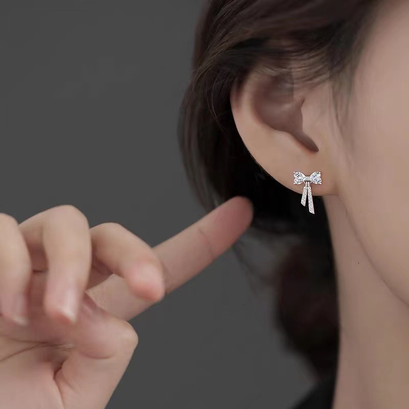 Pure sier needle bow light earrings, niche design, high-end feeg, delicate earrings for women