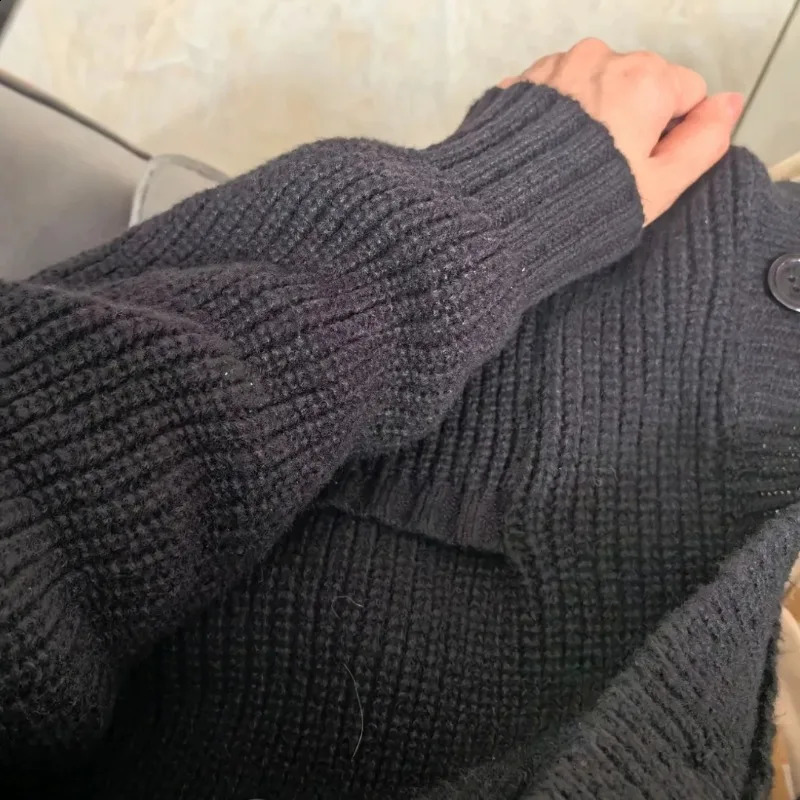 Loose open collar womens long sleeved Vneck knitted black slow speed full matching autumn and winter outerwear Korean fashion luggage top 241007