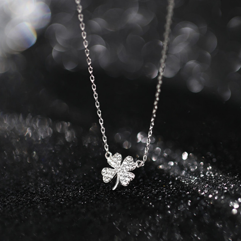 Four leaf clover collarbone necklace 2024 new women's light niche high-end design sense