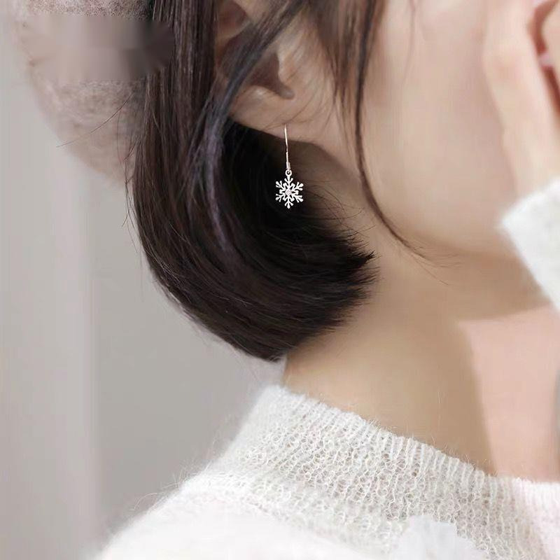 Hollow snowflake sier needle simple personalized, small fresh short earrings, exquisite temperament, versatile and cool style earrings