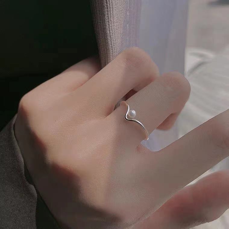 V-shaped pearl ring for women's high-end minimalist niche design, index finger thin ring, light luxury and cool style