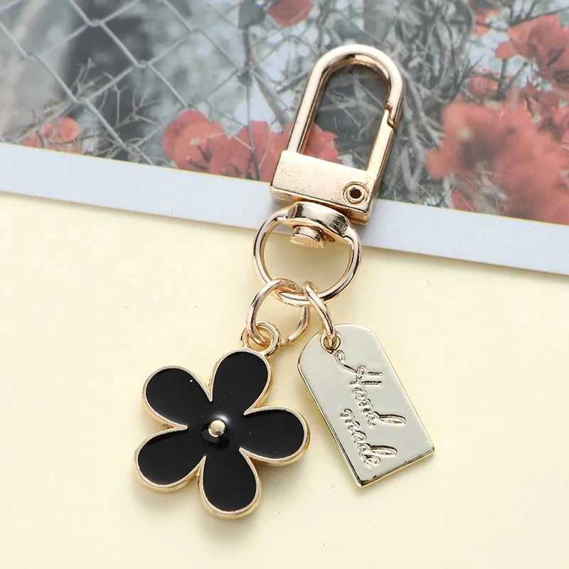 New INS Style Daisy Flower Keychain Pink White Black Enamel Metal Pendant Women Key Chain Ring Bag Charms DIY AccessoriesX241008