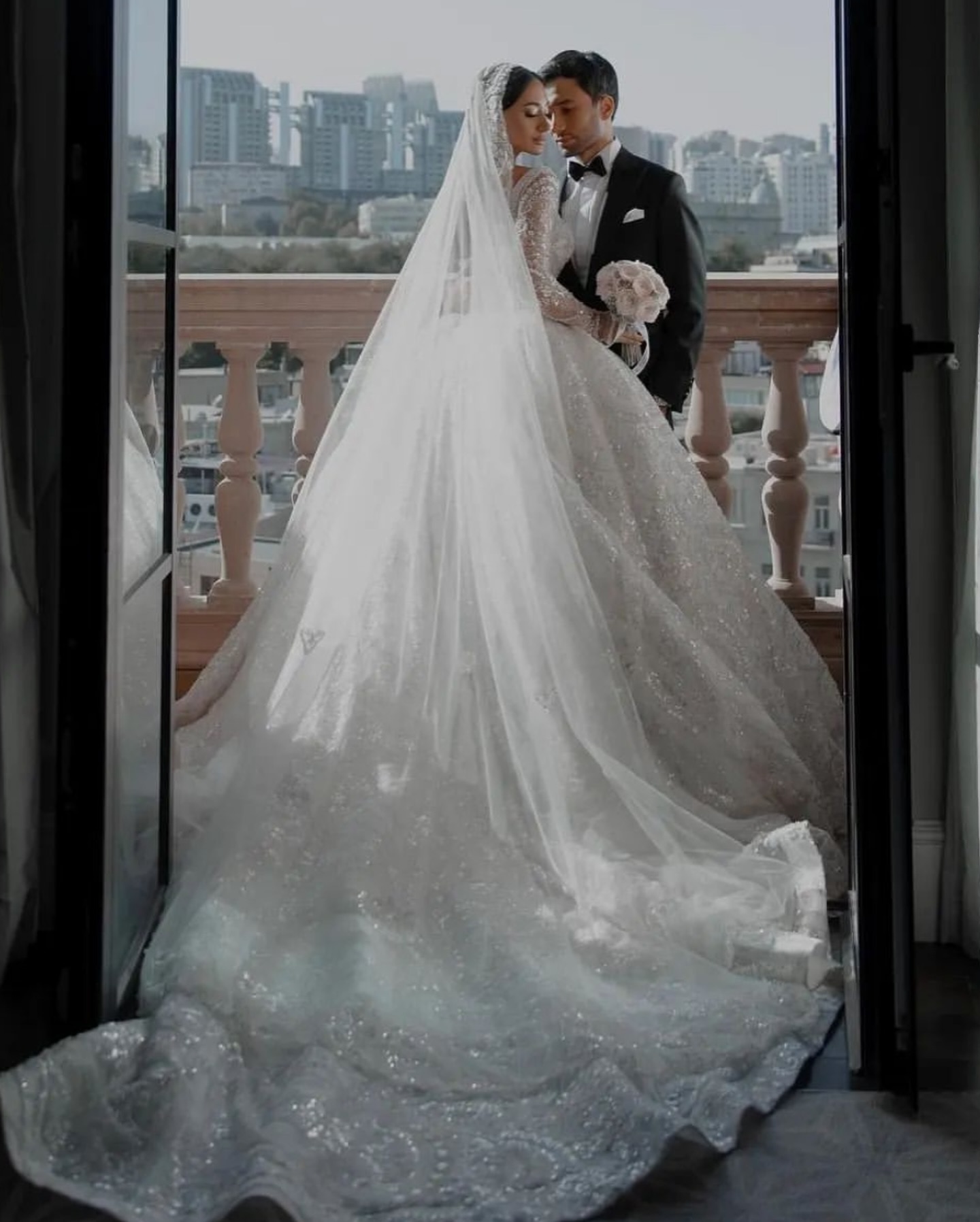 Crystal beaded ball gown Wedding Dress square neck long sleeves wedding dresses ruched sweep train Dubai r Bridal gowns plus size