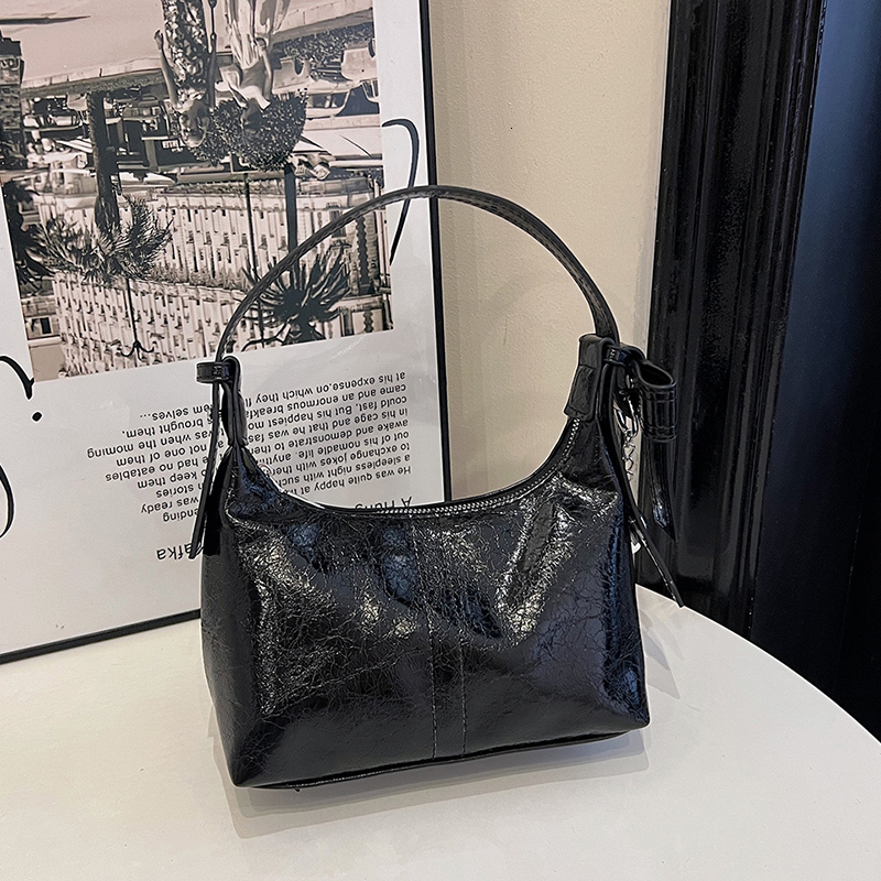 Small Niche Design, Oil Wax Leather Material, Bell Decoration, 2024 New Temperament Women's Handbag, Pillow Bag, Dumpg Bag