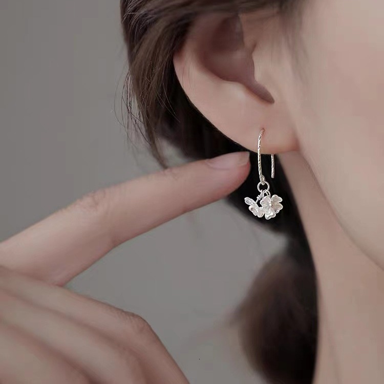 needle wer for women 2024 new style, niche, high-end, light and earrings