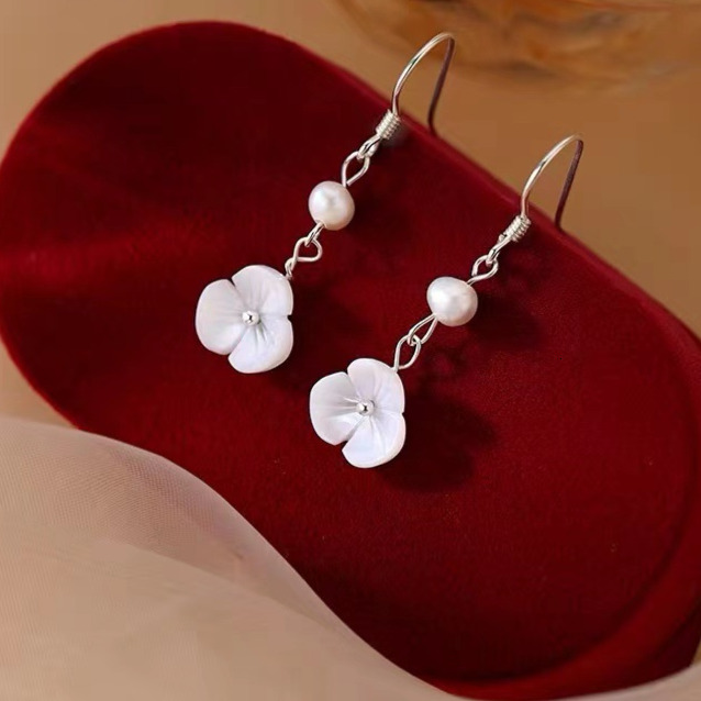 Pure sier needle wer 2024 new trend, niche design, light earrings, women's earrings