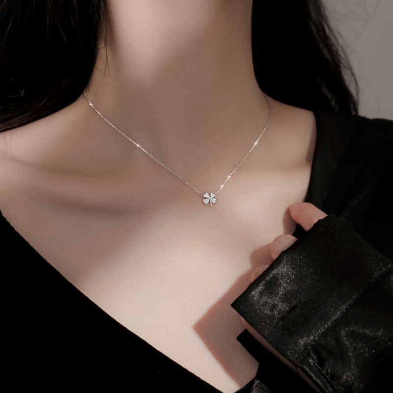 Four leaf clover collarbone necklace 2024 new women's light niche high-end design sense