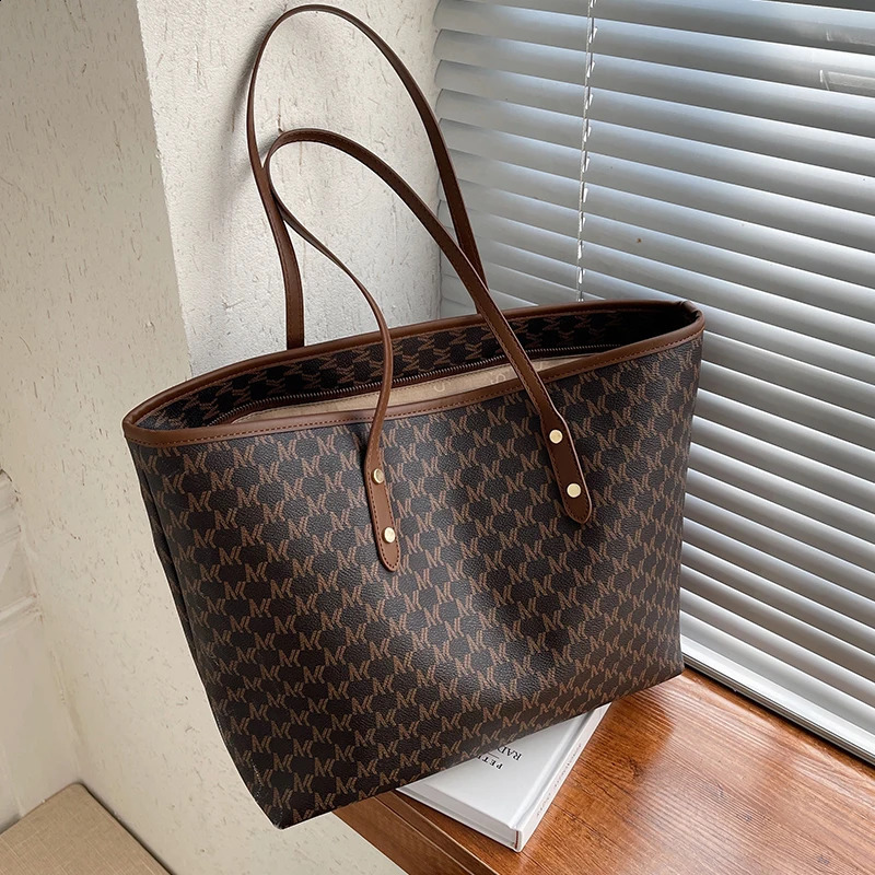 Large Capacity Shoulder Bag Womens PU Leather Handbag for Commuting and Casual Use Versatile Tote Bag 241008