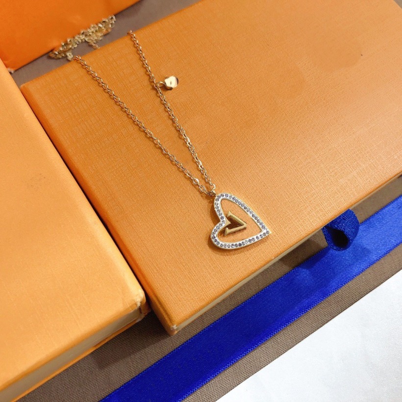 Women Exclusive Luxury Love Pendant Necklaces Selected Couple Pendant Necklace Designer Jewelry Accessories Gold Plated Hot Fashion Brand Long Chains