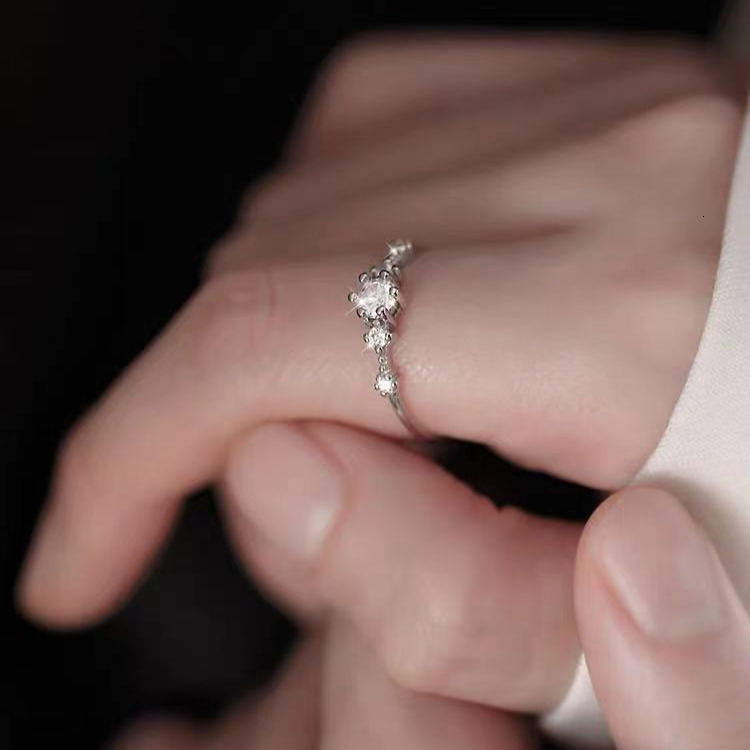 New exquisite luxurious niche design women's sparkling diamond ring, index finger and tail ring adjustable according to shape