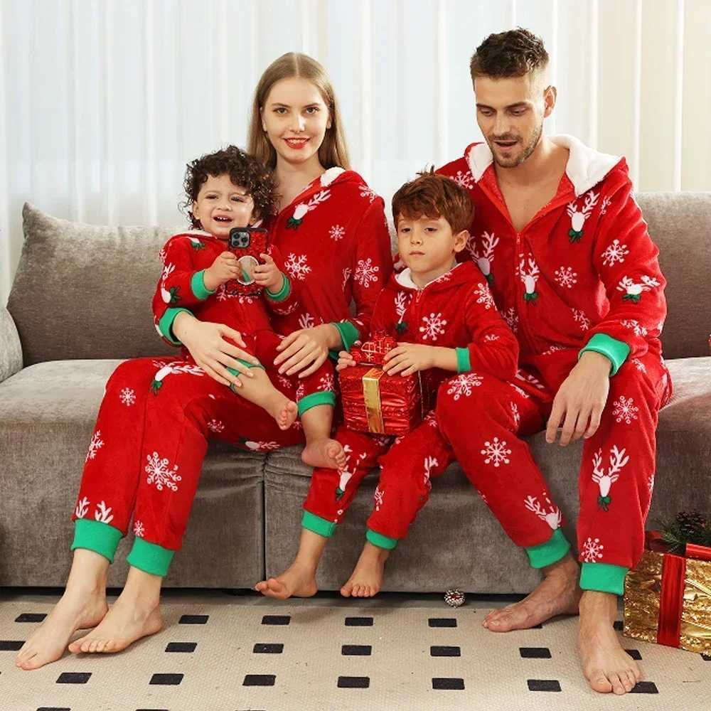 2024 New Christmas Clothing Set Flannel Velvet Pajamas Mom Dad Child Matching Set Warm Soft Hoodie Christmas Family Appearance Pjs W241008