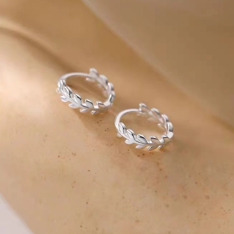 Pure sier needle tree bud with niche design, 2024 new earrings for women