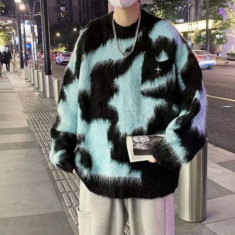 Pink sweater both men women, with a lazy luxurious style. Wearing trendy outerwear for autumn and winter 2023, new products will be thickened